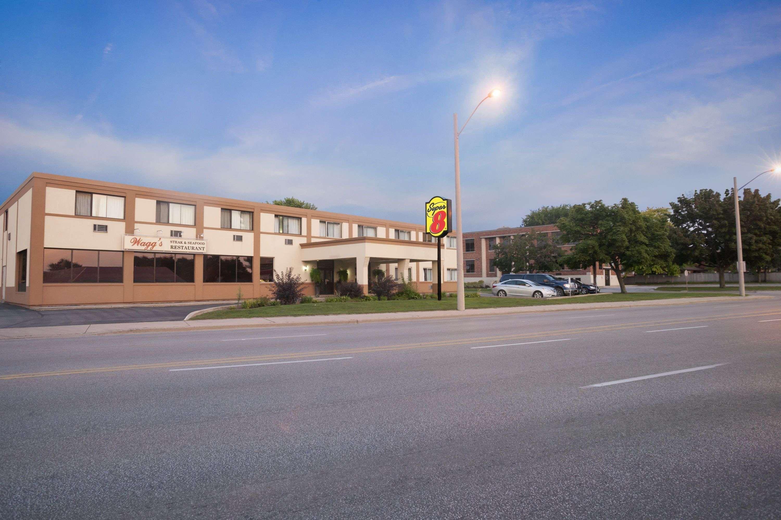 Super 8 By Wyndham Sarnia On Hotell Exteriör bild