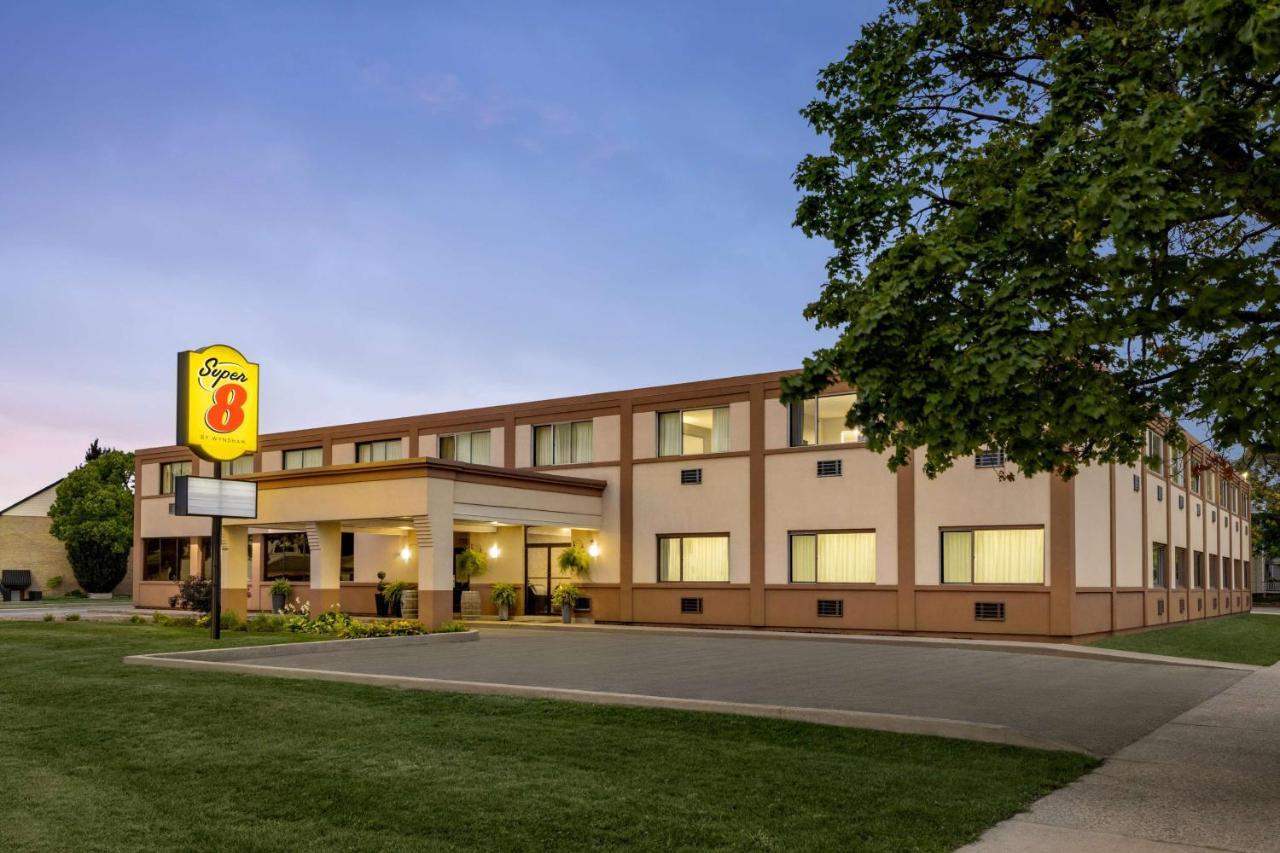 Super 8 By Wyndham Sarnia On Hotell Exteriör bild