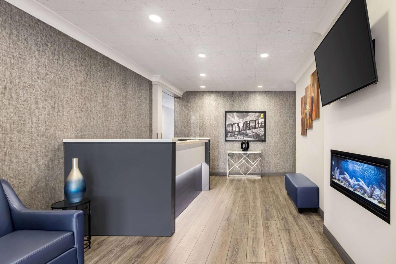 Super 8 By Wyndham Sarnia On Hotell Exteriör bild