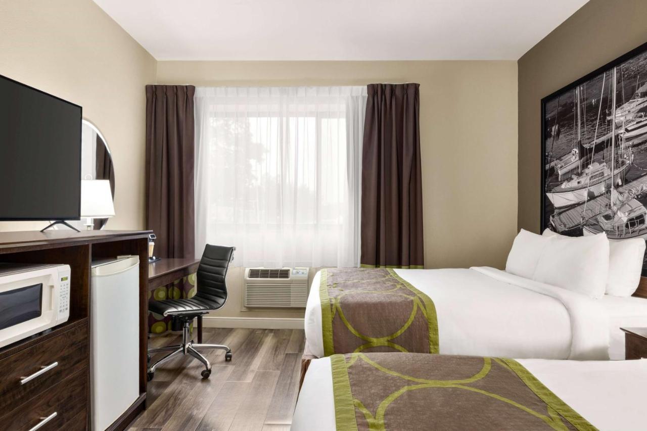 Super 8 By Wyndham Sarnia On Hotell Exteriör bild