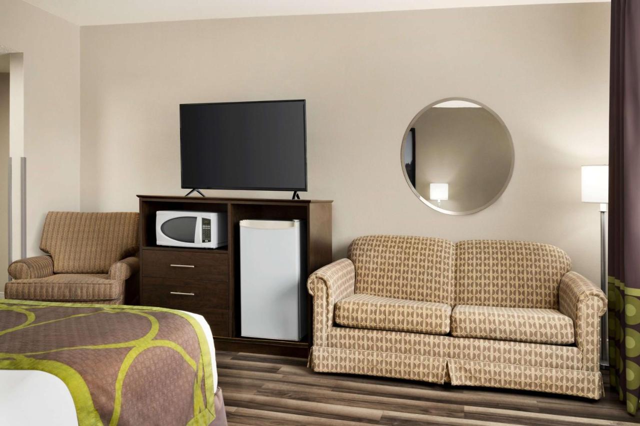 Super 8 By Wyndham Sarnia On Hotell Exteriör bild