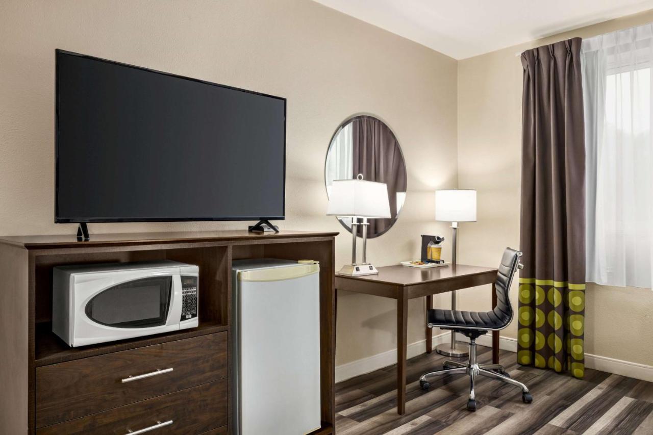 Super 8 By Wyndham Sarnia On Hotell Exteriör bild