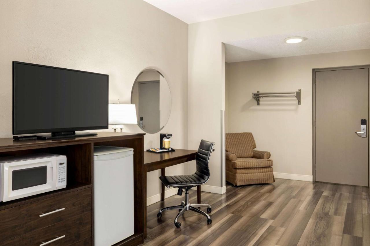 Super 8 By Wyndham Sarnia On Hotell Exteriör bild
