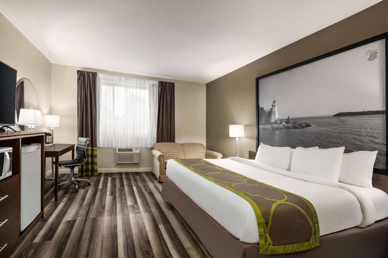 Super 8 By Wyndham Sarnia On Hotell Exteriör bild